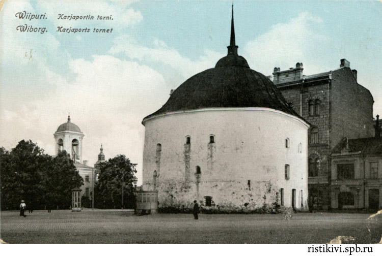 Круглая башня. Слева - церковь немецкого и шведского приходов